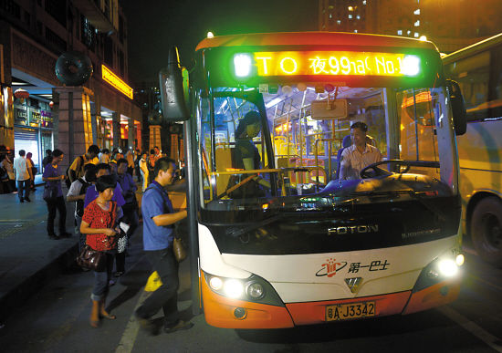 15日晚10时45分,在康王路公交总站,夜99路公交车正式上岗